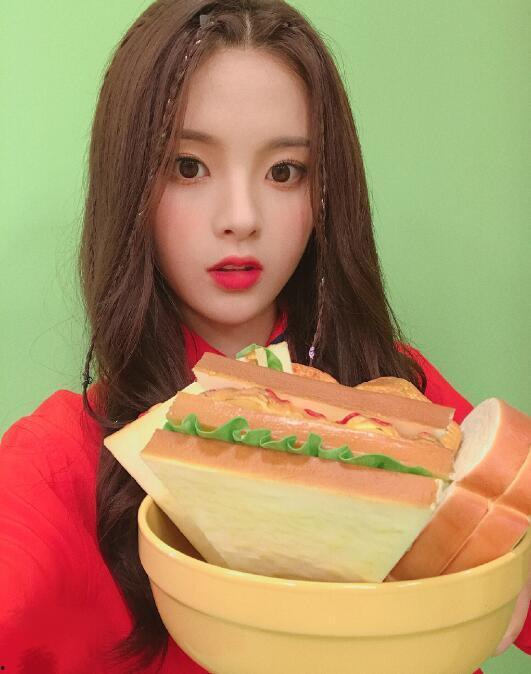 娱乐吃瓜君杨超越,从娱乐吃瓜到现象级偶像的蜕变之路